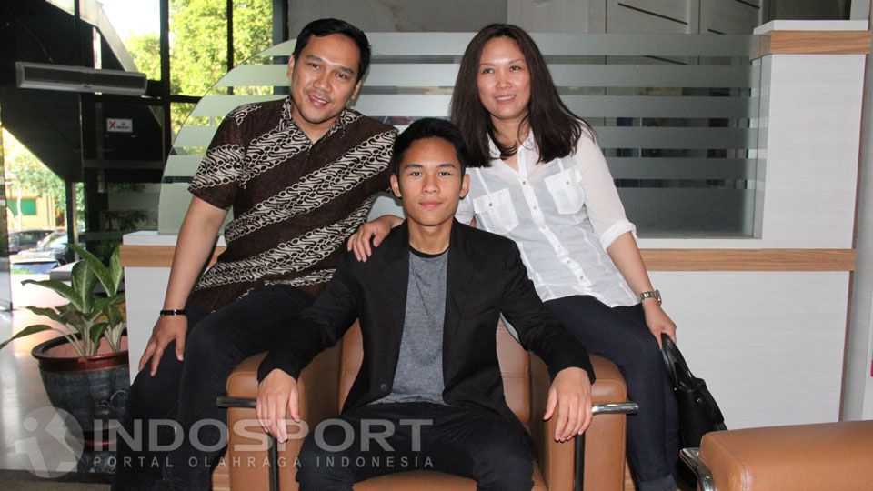 Yussa Nugraha bersama kedua orang tua Copyright: © Petrus Manus DaYerimon/INDOSPORT